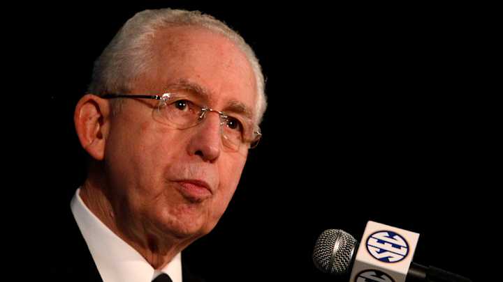 SEC commissioner Mike Slive opposes making freshmen ineligible