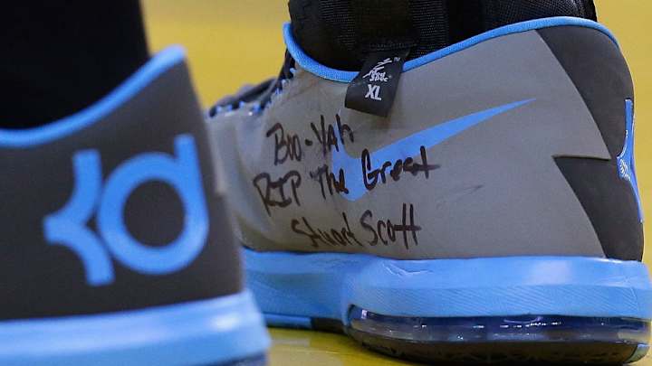 Kevin Durant pays tribute to Stuart Scott with shoe message Kevin Durant pays tribute to Stuart Scott with shoe message