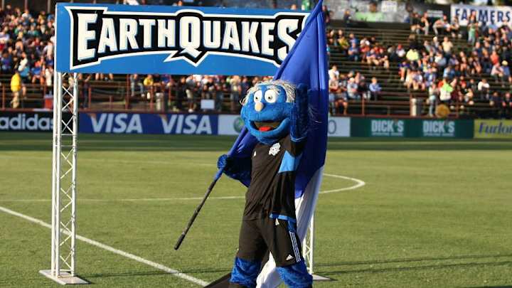 San Jose Earthquakes mascot takes out fan on field, fights opposing team