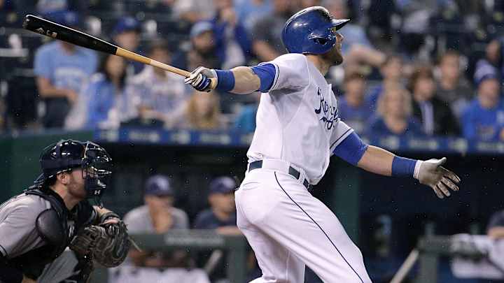 Royals All-Star Gordon leaves game after awkward step