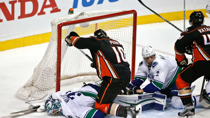 Gibson makes 25 saves, Ducks beat Canucks 4-0