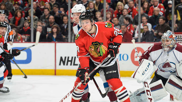 Report: Blackhawks trade Ben Smith to Sharks for Andrew Desjardins