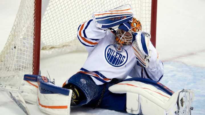 Hansen scores twice, Canucks beat Oilers 2-1 for 1st OT win