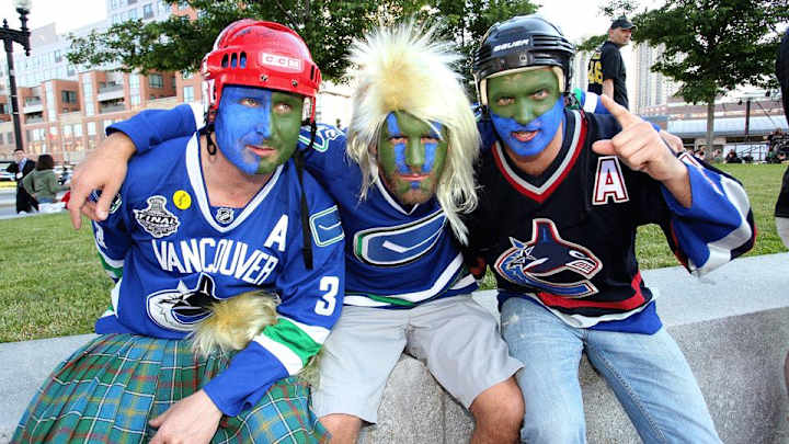 Makeup artist paints face with impressive versions of NHL logos