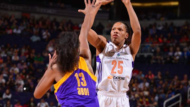 Currie has season-high 22 points, Mercury beat Sparks 70-65 Currie has season-high 22 points, Mercury beat Sparks 70-65