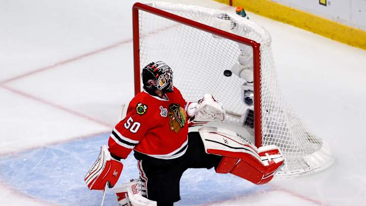 Chicago can't cash in chances, trail Stanley Cup Final 2-1
