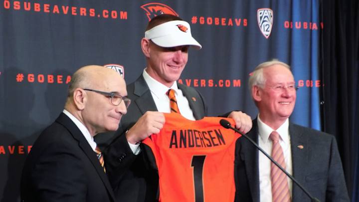 Oregon State athletic director Bob De Carolis stepping down