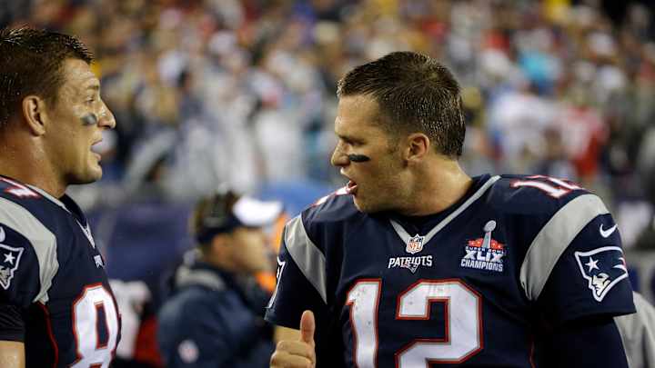 Brady throws 4 TDs to TEs in 28-21 win