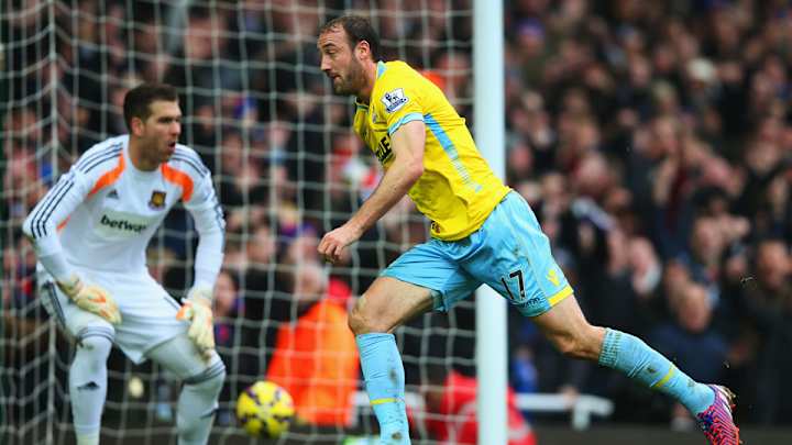 Ten-man Crystal Palace topples faltering West Ham United, 3-1 Ten-man Crystal Palace topples faltering West Ham United, 3-1