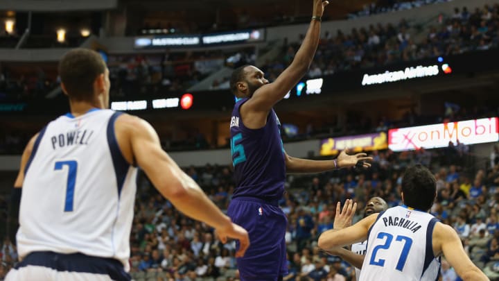 Inside game lets Hornets coast past Mavericks, 108-94