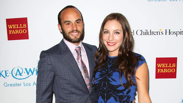 Landon Donovan gets engaged, will enroll in college