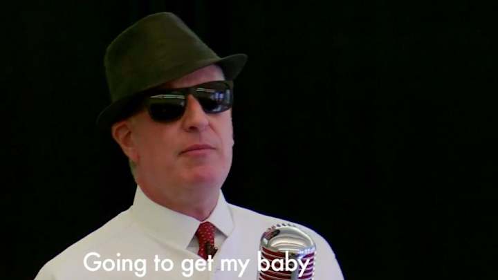 Watch: NYC mayor de Blasio honors bet, sings in Royals jersey and shades