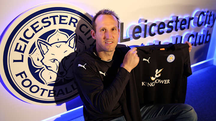 Veteran goalkeeper Mark Schwarzer leaves Chelsea for Leicester City