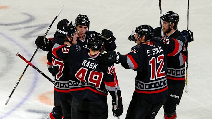 Faulk's late goal lifts Hurricanes past Coyotes, 5-4