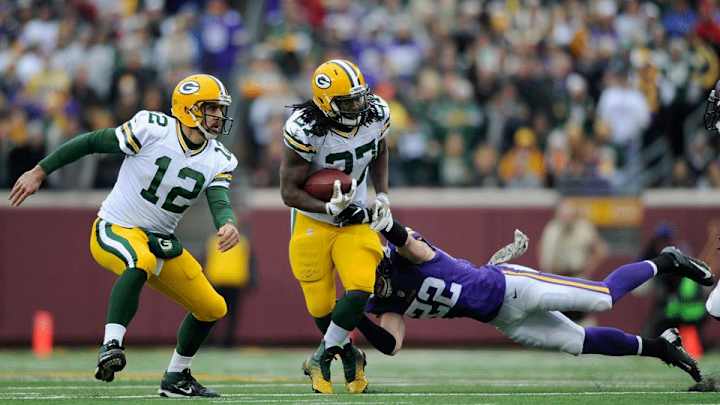 Sculptor carves life-sized snow statues of Aaron Rodgers, Eddie Lacy Sculptor carves life-sized snow statues of Aaron Rodgers, Eddie Lacy