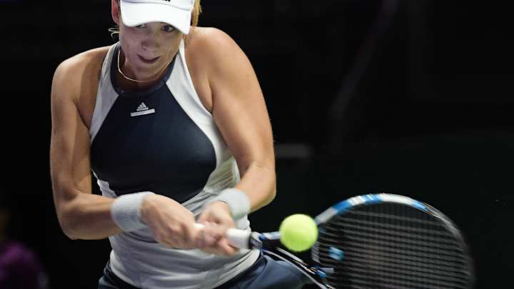 Muguruza reaches semifinals at WTA Finals; Safarova out