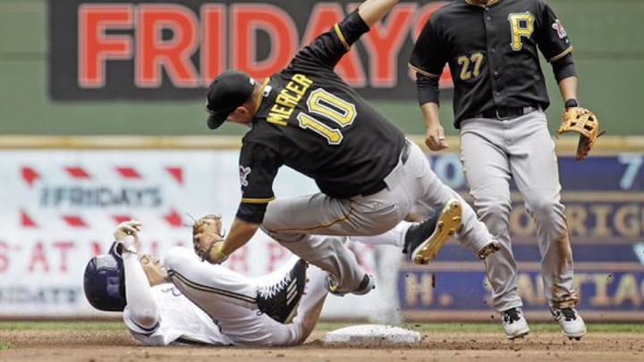 Pirates’ Jordy Mercer injured on hard slide by Brewers’ Carlos Gomez