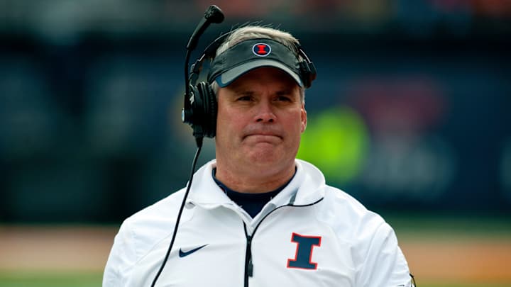 Illinois fires football coach Tim Beckman, citing review of player mistreatment allegations