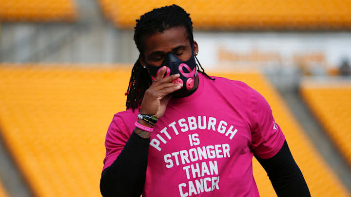 DeAngelo Williams’s daughters wear pink in honor of grandma