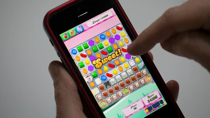 Man tears thumb tendon playing Candy Crush everyday for 6 weeks Man tears thumb tendon playing Candy Crush everyday for 6 weeks