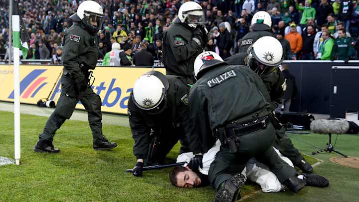 Cologne bans fan club after post-match pitch invasion