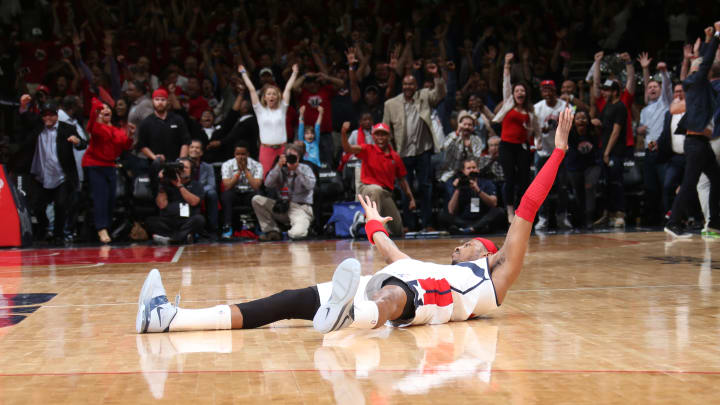 Pierce's buzzer-beater lifts Wiz past Hawks 103-101