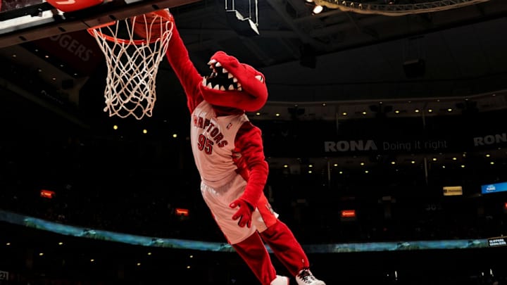 Raptors mascot will stop at nothing to distract John Wall