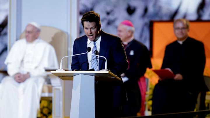 Mustard Minute: Mark Wahlberg says ‘Go Eagles’ at papal event