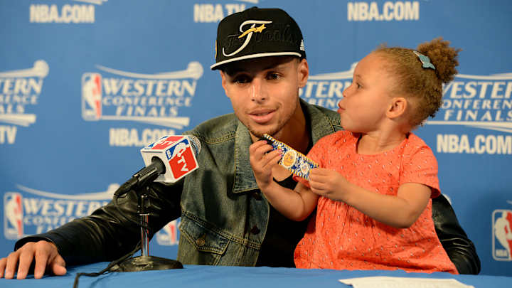 Steph Curry posts adorable photo of Riley kissing baby sister Ryan