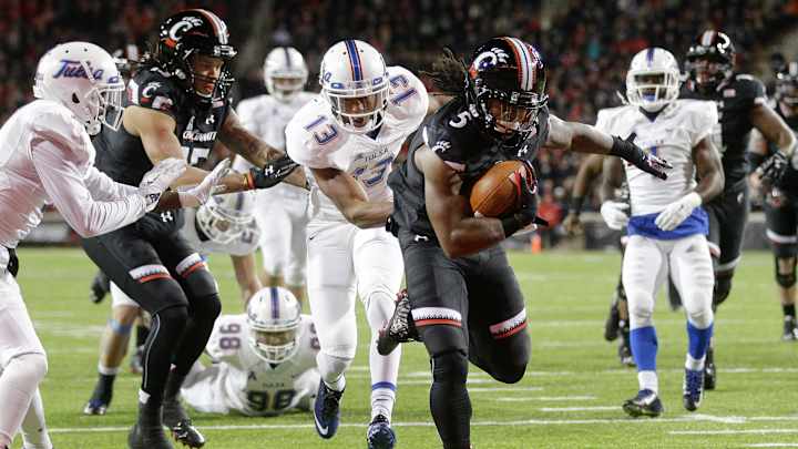 Cincinnati pulls away to beat Tulsa 49-38