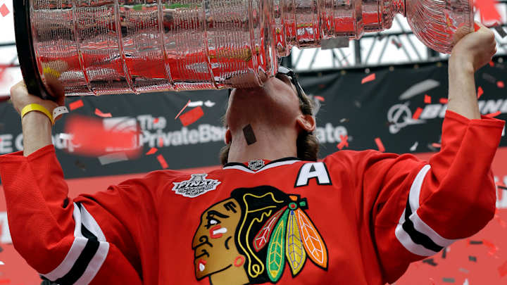 Blackhawks send 3-time champ Sharp to Stars in 4-player deal