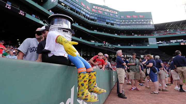 The guy who destroyed ‘hitchBOT’ was wearing a Randall Cunningham jersey