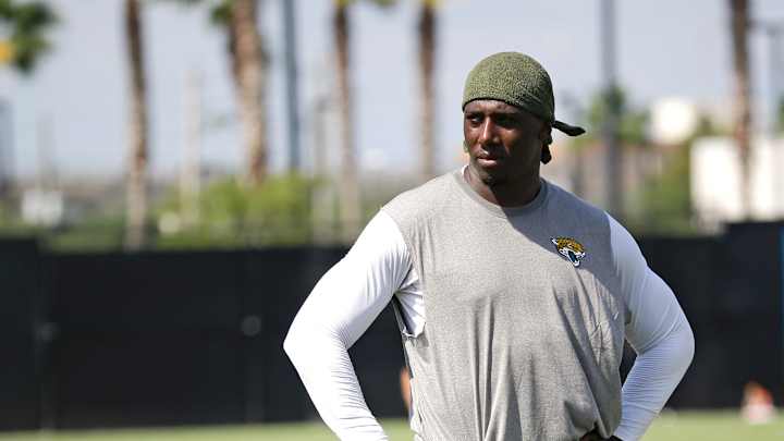 Jaguars' Clemons arrives at training camp, sits out practice