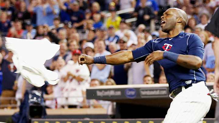Watch: Twins' Torii Hunter throws batting gloves, jersey after ejection