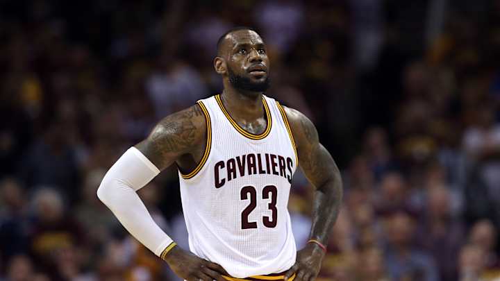 AP sources: James, Cavaliers agree to 2-year contract