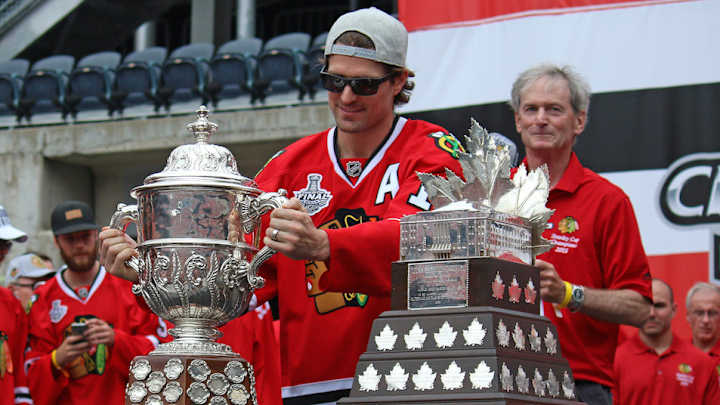 Blackhawks trade Patrick Sharp to Stars in four-player deal