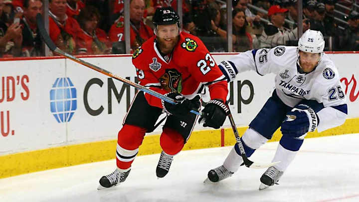 Hurricanes acquire Kris Versteeg in trade with Blackhawks