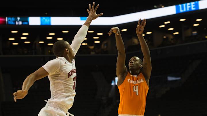 Tennessee G Hubbs undergoes arthroscopic knee surgery
