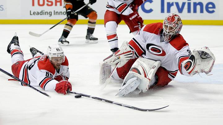Skinner's hat trick helps Hurricanes beat Ducks 5-1 Skinner's hat trick helps Hurricanes beat Ducks 5-1