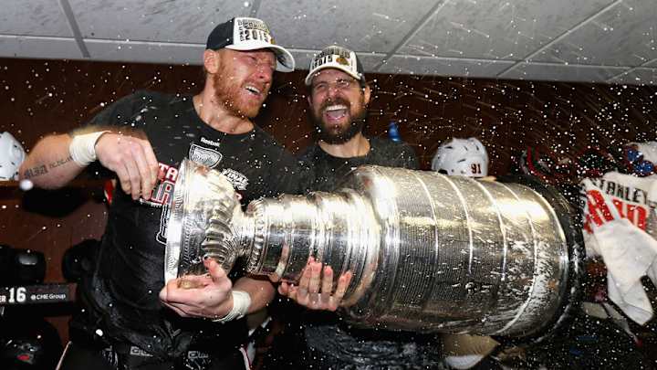 Blackhawks sing "We Are the Champions" in celebration