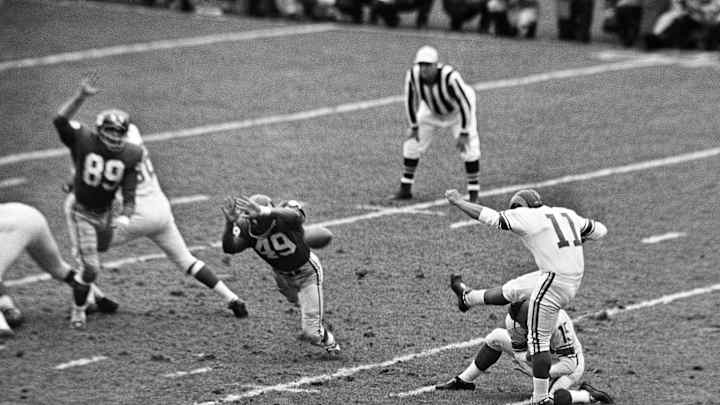 Former NFL player, Spanish-language TV pioneer dies at 77