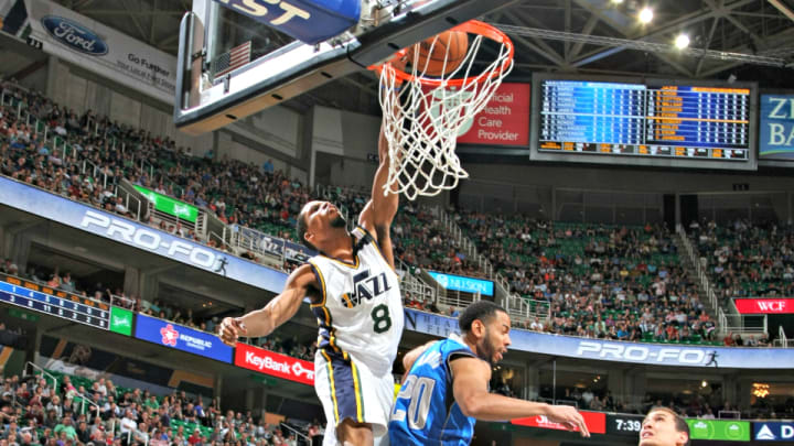 Watch: 6'1'' Bryce Cotton finishes alley-oop over Mavs' defense
