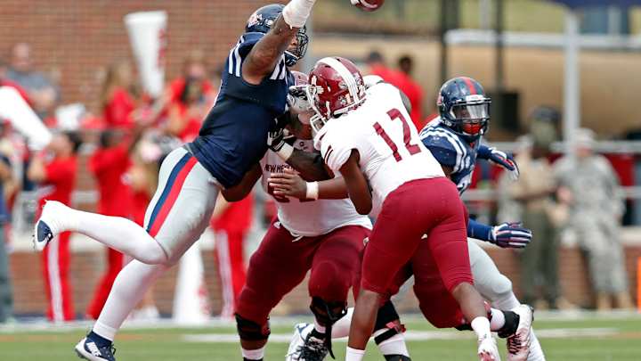 Ole Miss' Nkemdiche leaves game, has possible head injury