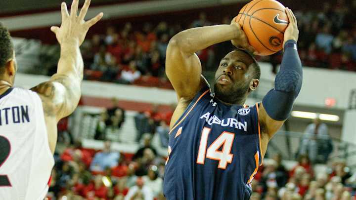 Anthony Mason's son, Antoine, honors father on shoes Anthony Mason's son, Antoine, honors father on shoes