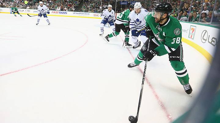 Stars’ Fiddler scores on backhand shot from corner vs. Maple Leafs