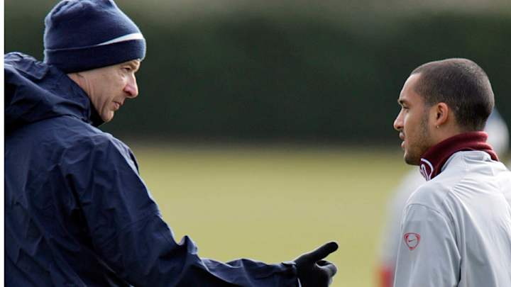 Theo Walcott denies disagreement with Arsenal manager Arsène Wenger