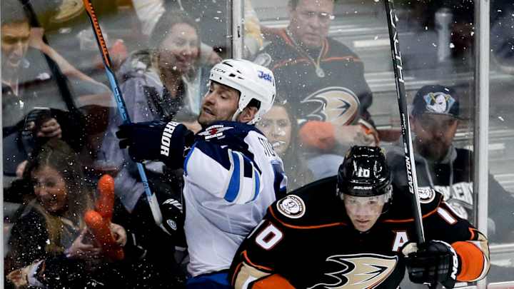Silfverberg's last-minute goal puts Ducks past Jets 2-1