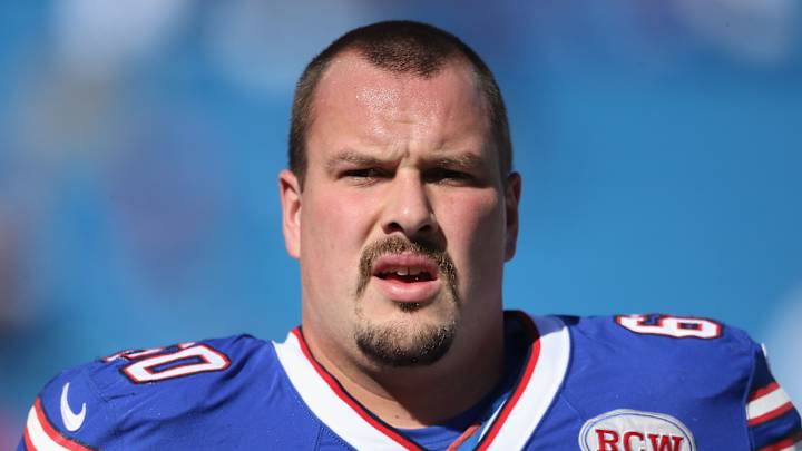 Kraig Urbik agrees to pay cut with Bills