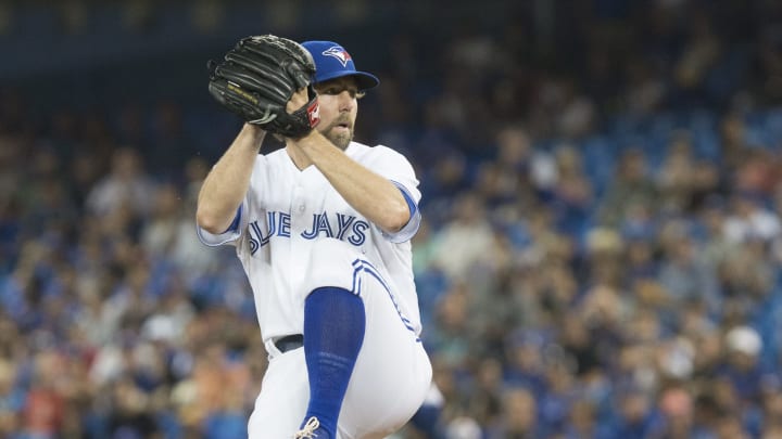 Dickey throws 4-hitter, Jays beat Indians 5-1