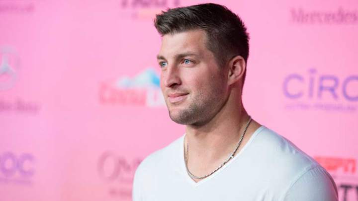 Tim Tebow joins Manny Pacquiao at Floyd Mayweather training